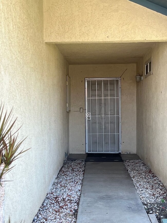Building Photo - South Central Bakersfield House