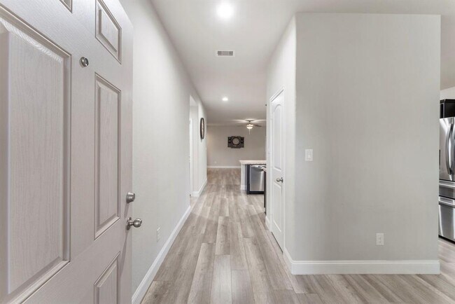 Building Photo - 14077 Lake Cres Dr