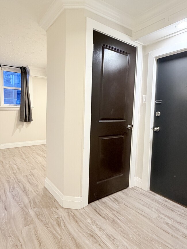 Building Photo - 1495 Gladstone Ave