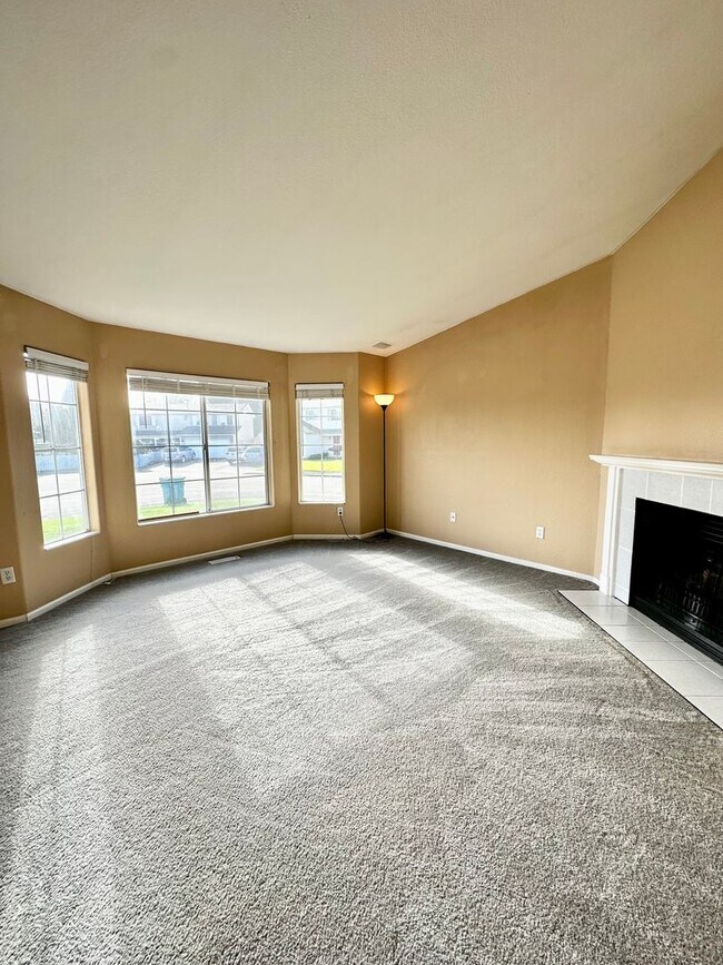 Foto del edificio - Gorgeous 4 Bedroom 2.5 Bath Single Family ...