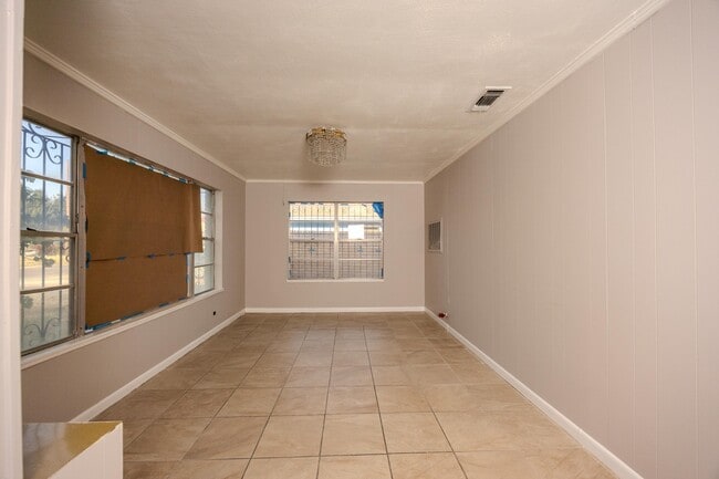 Building Photo - 2115 Mier St