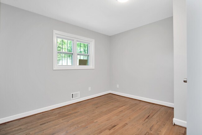 Building Photo - 2863 Altaview Dr SE