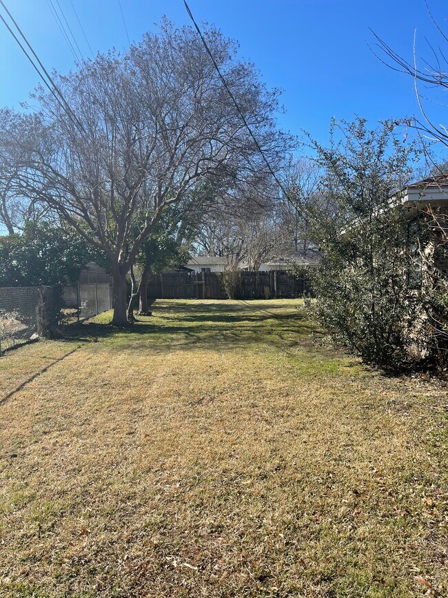 Building Photo - 406 Forest Cir