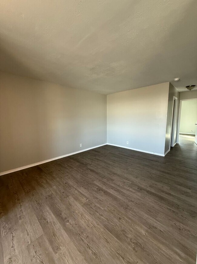 Foto del edificio - 2 Bed 1 Bath Duplex AVAILABLE NOW!!