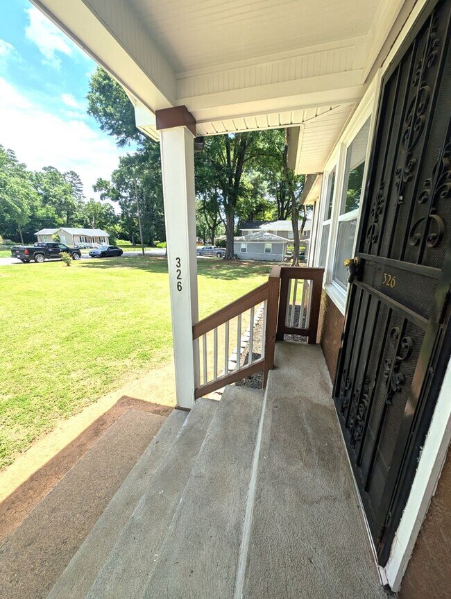 Building Photo - Minutes from Uptown/I-85/I-485!  100% Upgr...