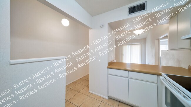 Foto del edificio - 1360 N Riverview Blvd