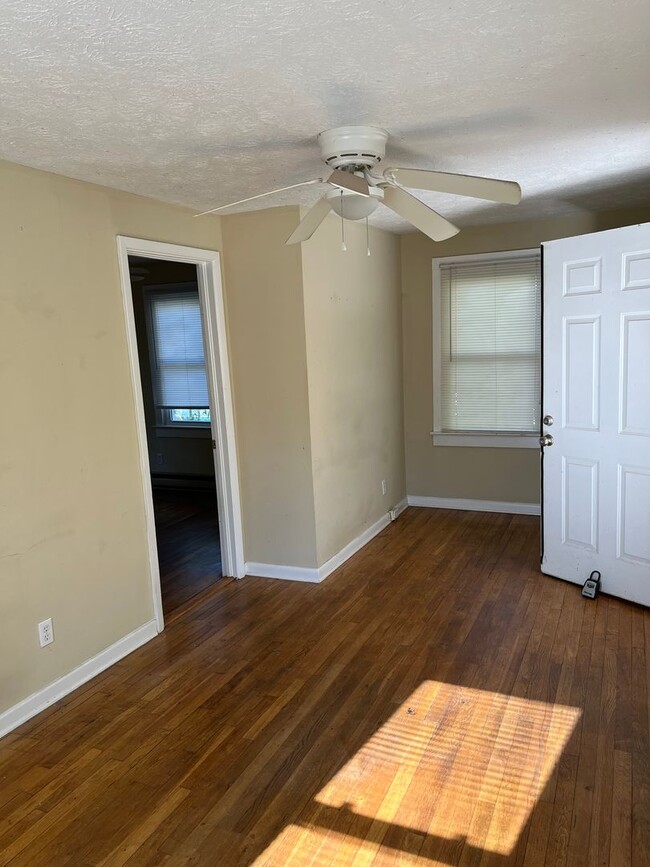 Foto del edificio - 1 bedroom in Downtown Hendersonville!!