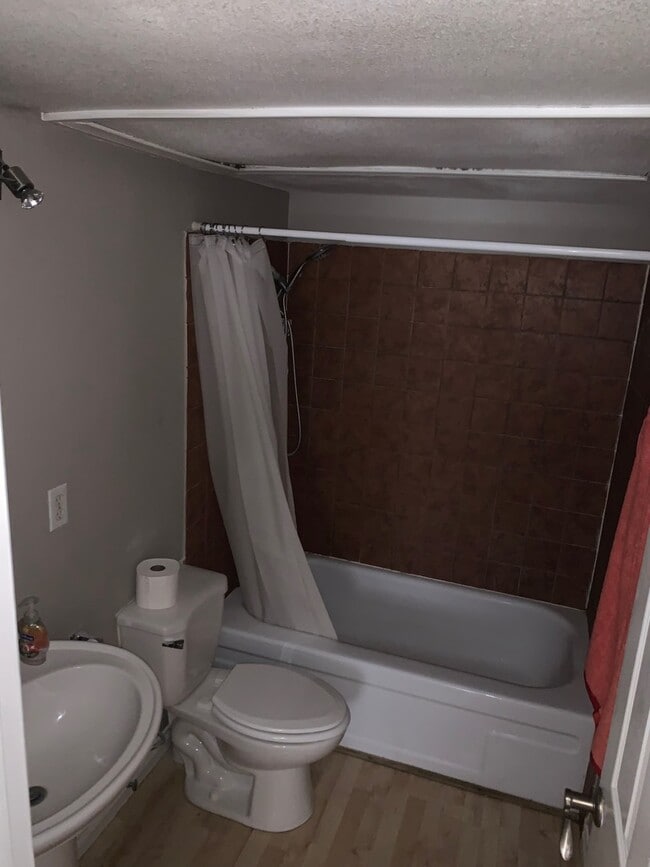 Building Photo - Available 1 Bedroom Condo In Central Las V...