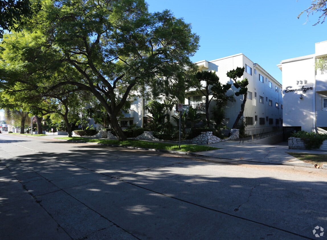 Foto principal - 735 N Sweetzer Ave