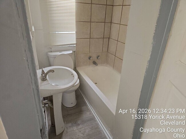 Foto del edificio - 15322 Yorick Ave