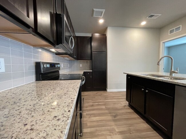 Building Photo - Newly Built Move-in Ready Modern Condo!