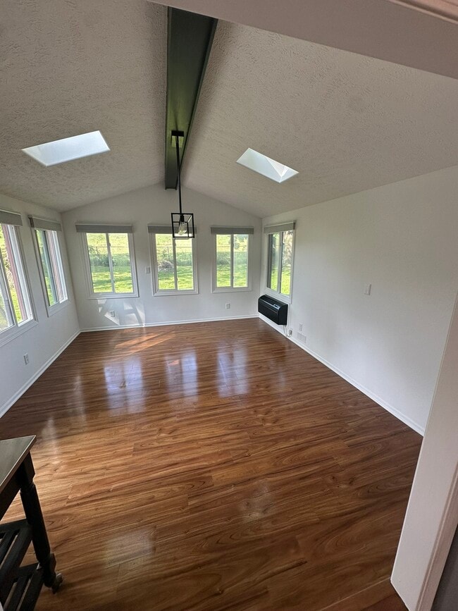 Building Photo - 221 Wedgewood Dr