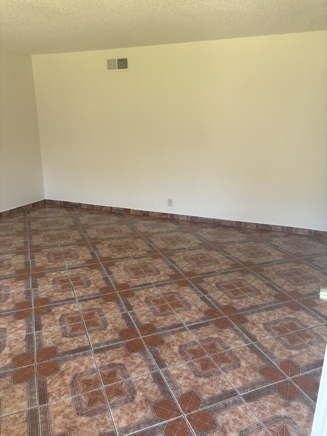Building Photo - Pet-Friendly Spacious 4-Bedroom Condo in G...