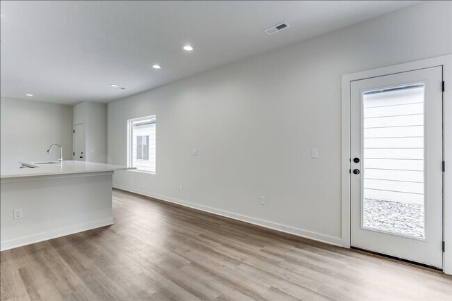 Foto del edificio - Beautiful Five Bedroom, Two Bathroom Falcon Falls