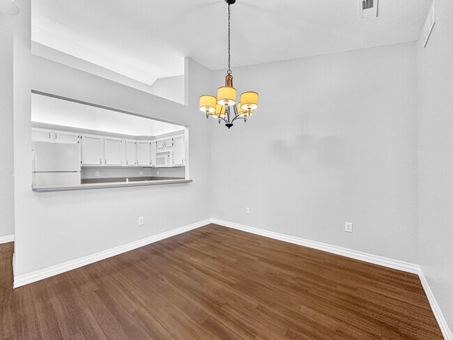 Building Photo - Beautiful 2 Beds 1.5 Bath Villa