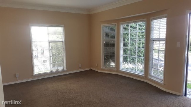 Building Photo - 267 S Beverly Dr