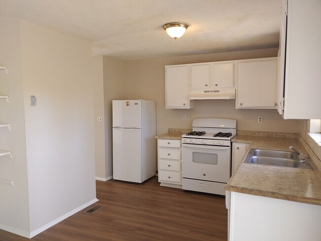 Building Photo - Gorgeous, Huge 4 bed/ 2.5 bath home will m...