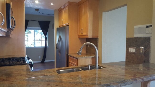 Foto del edificio - Stunning 3BD Home in The Caminito Monarca Community!!