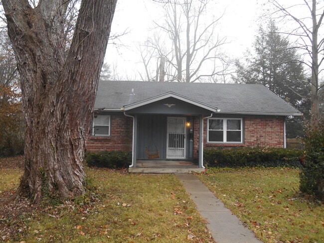 Building Photo - 813 S Mitchell St