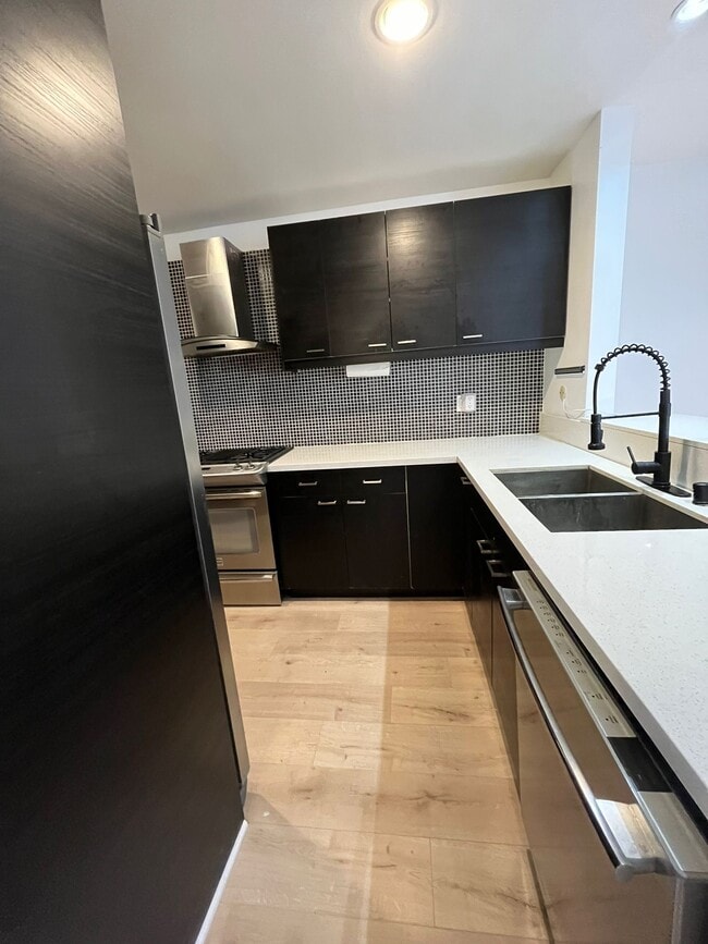 Building Photo - 358 S Gramercy Pl