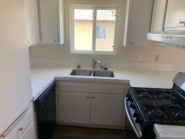 Building Photo - 520 J Ct