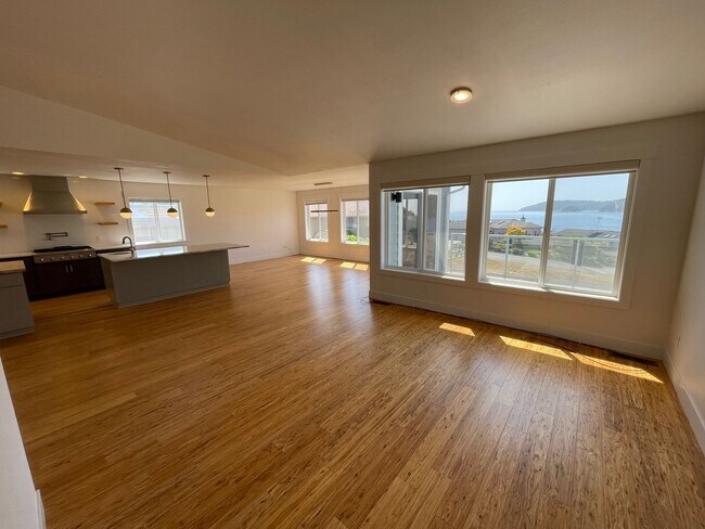 Building Photo - 5005 Kingsway