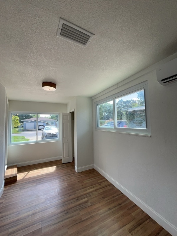 Foto del edificio - 562 Hartley Pl