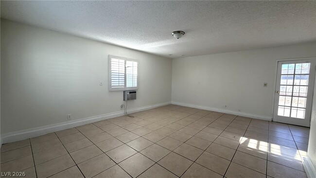Foto del edificio - 6206 W University Ave
