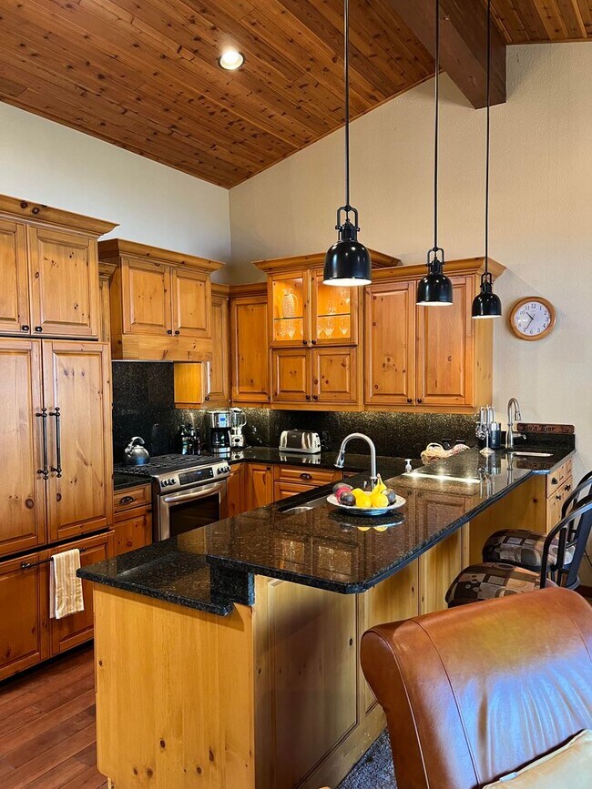 Foto del edificio - Fully Furnished Breathtaking Lake Views