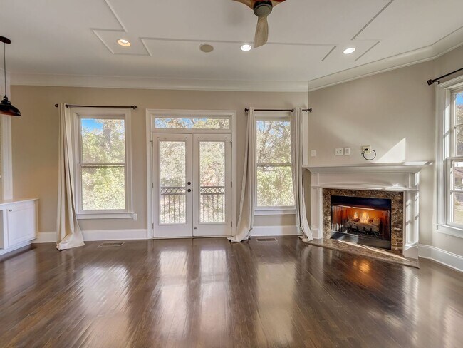 Foto del edificio - Rare Opportunity: Spacious 4-Story Brownst...