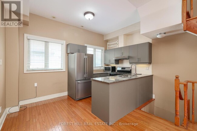 Photo du bâtiment - 1376 Eglinton Ave W