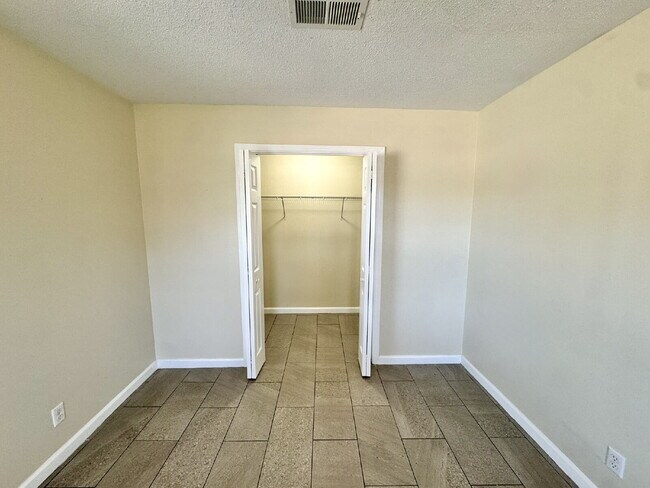Foto del edificio - 1 bedroom 1 bathroom triplex unit