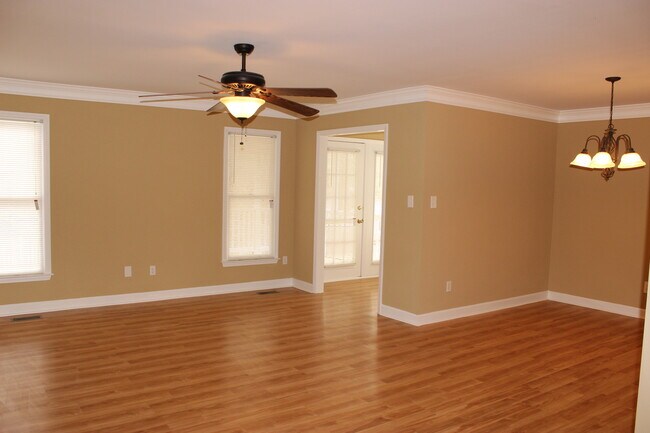 Building Photo - Spacious House! Corner Lot! Large Fenced-i...