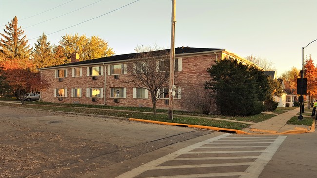 Building Photo - Carriage House Apts