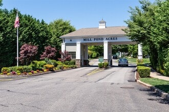 Building Photo - 115 Pond View Dr