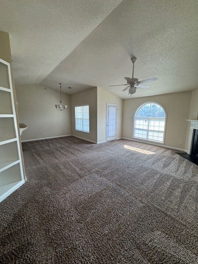 Foto del edificio - 1620 Cherry Blossom Ln