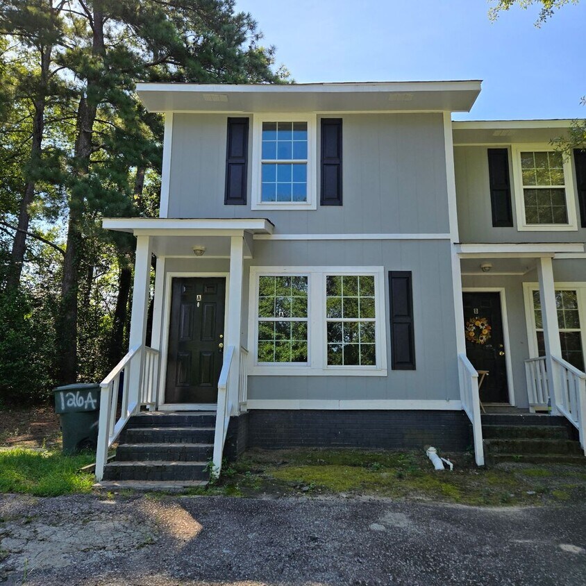 Foto principal - Available NOW— 2 bd/1.5ba townhome near Do...