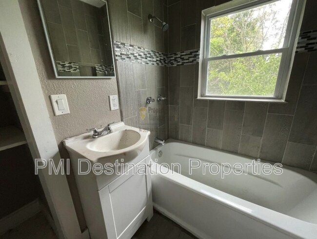 Foto del edificio - 4105 E Linwood Blvd