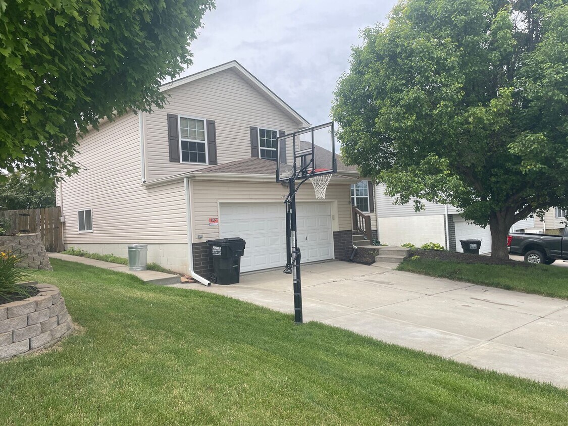 Primary Photo - Fabulous 3 bed, 2 bath Tri-level in Millard!