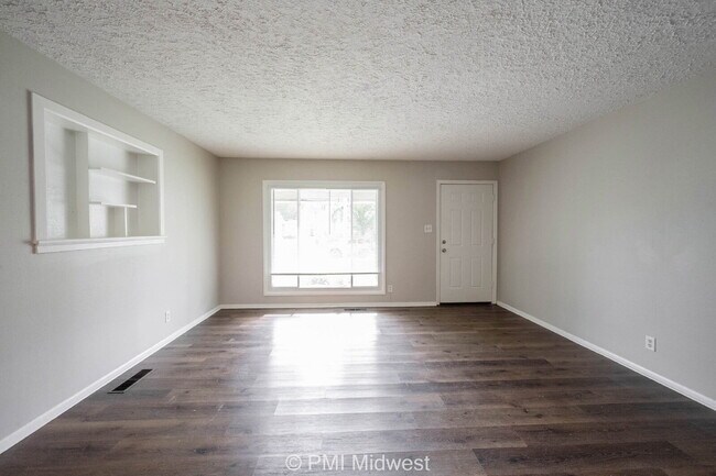 Foto del edificio - "Charming 4-Bedroom Retreat with Spacious Living in Indianapolis!"