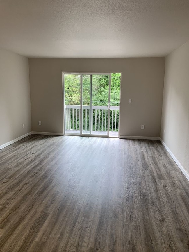 Building Photo - B-E-A-utiful Renovation