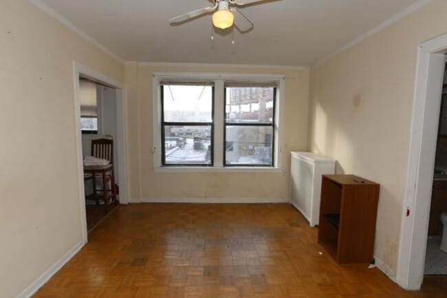 Building Photo - 717 W Belmont Ave