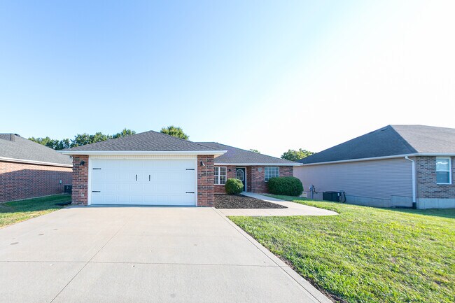 Building Photo - 1729 Sunset Dr