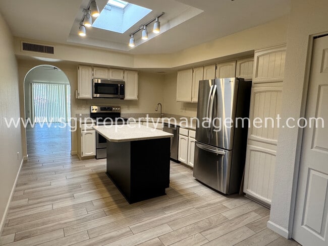 Building Photo - Central Scottsdale home on golf course lot