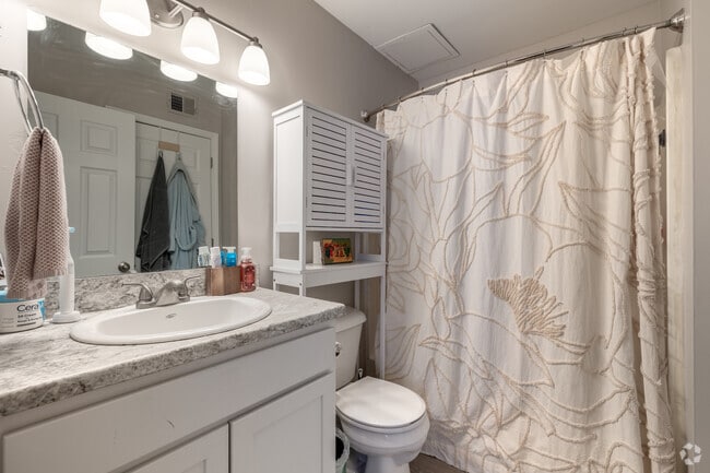 3BD, 2BA - 950SF - Main Bathroom - Limestone Square/Medical Villas