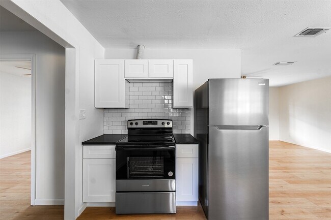 Foto del edificio - 218 E 7th St