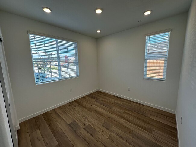 Building Photo - Gorgeous 5 bedroom, 3 Bath / Downstairs Bed and Bath