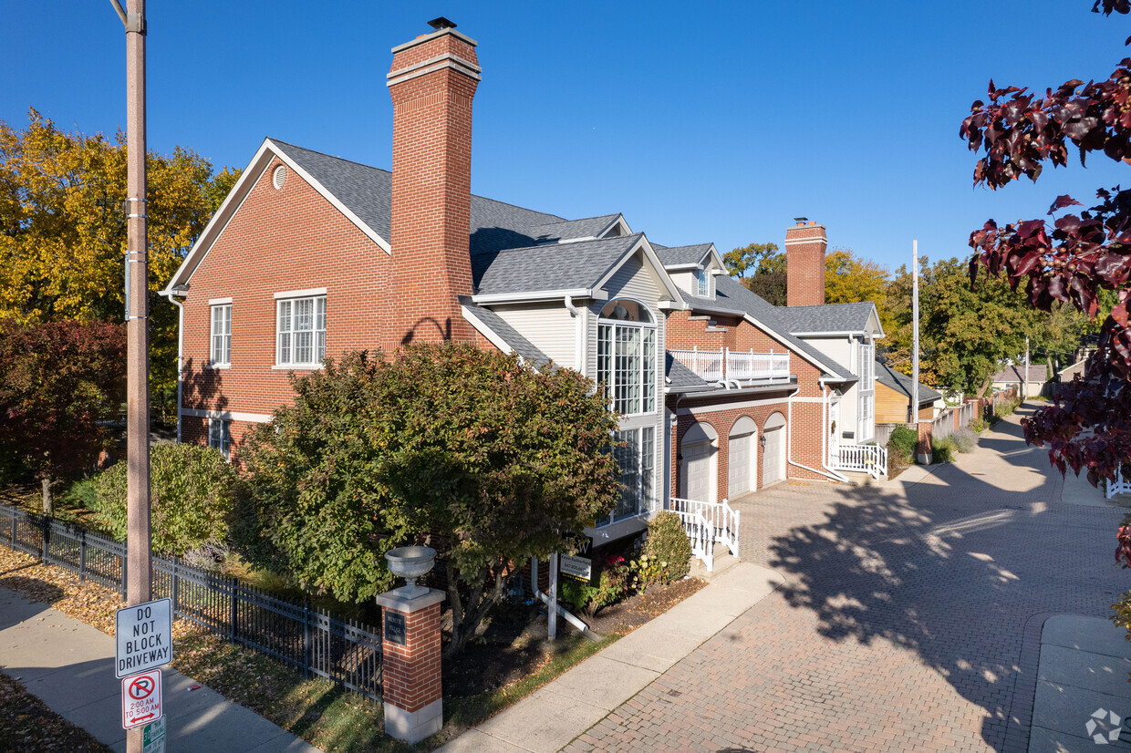 Primary Photo - Wilmette Village Commons