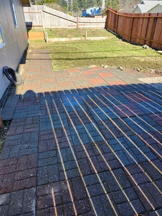 Building Photo - 600 Easy St