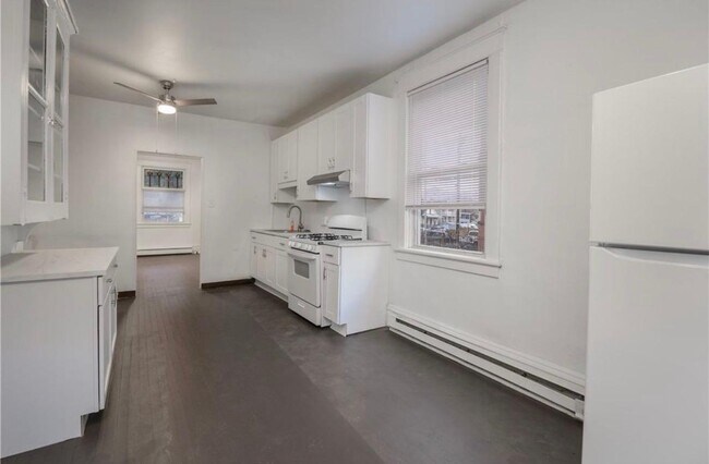 Building Photo - 256 Maplewood Ave